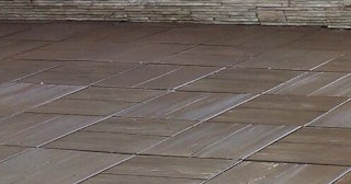 Бетонная брусчатка двора в Каспийске в октябре