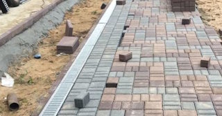 Профессиональная укладка плитки на улице в Каспийске в октябре