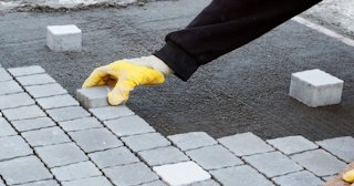 Монтаж тротуарной плитки на даче в Каспийске в октябре