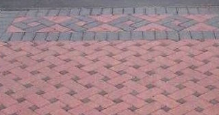 Укладка тротуарной плитки на старое бетонное основание в Каспийске в октябре