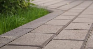 Профессиональная укладка тротуарных дорожек в Каспийске в октябре